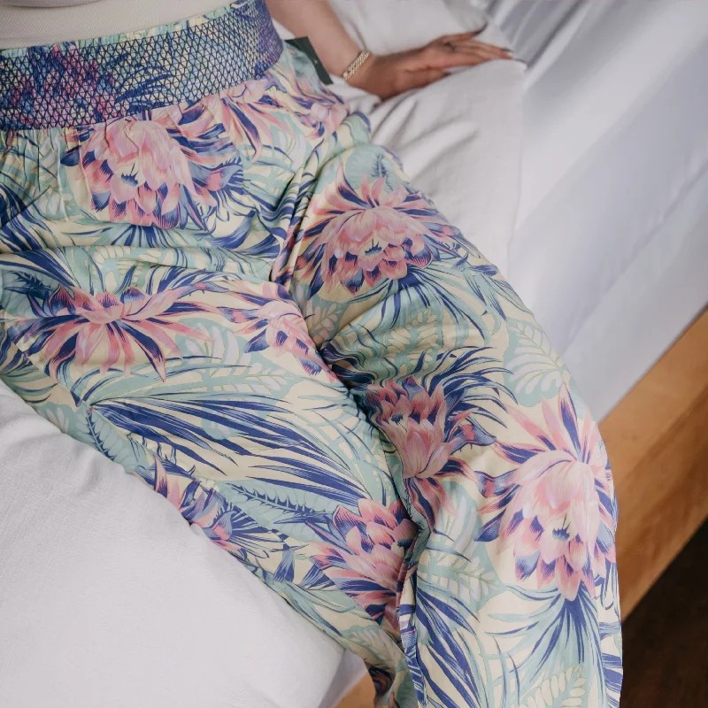 women's pajamas with a sophisticated, modern twistAOP CHALLIS PANT WITH RUSHED WB